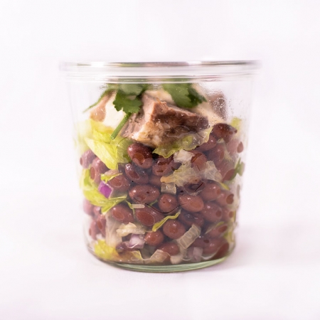 Tarwe noodle salade, komkommers, bonen, tomaten met sesamolie